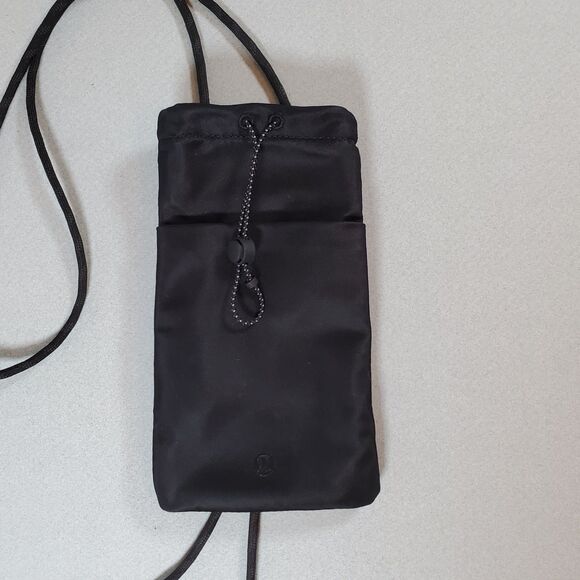 Lululemon Play Forward Black Crossbody Pouch Bag Phone Holder Water Repellent - Picture 4 of 8